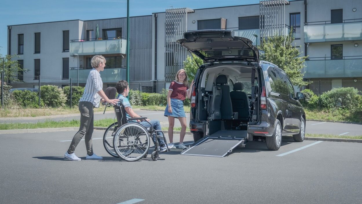 Voyagez en famille avec 4 personnes assises et 1 personne en situation de handicap