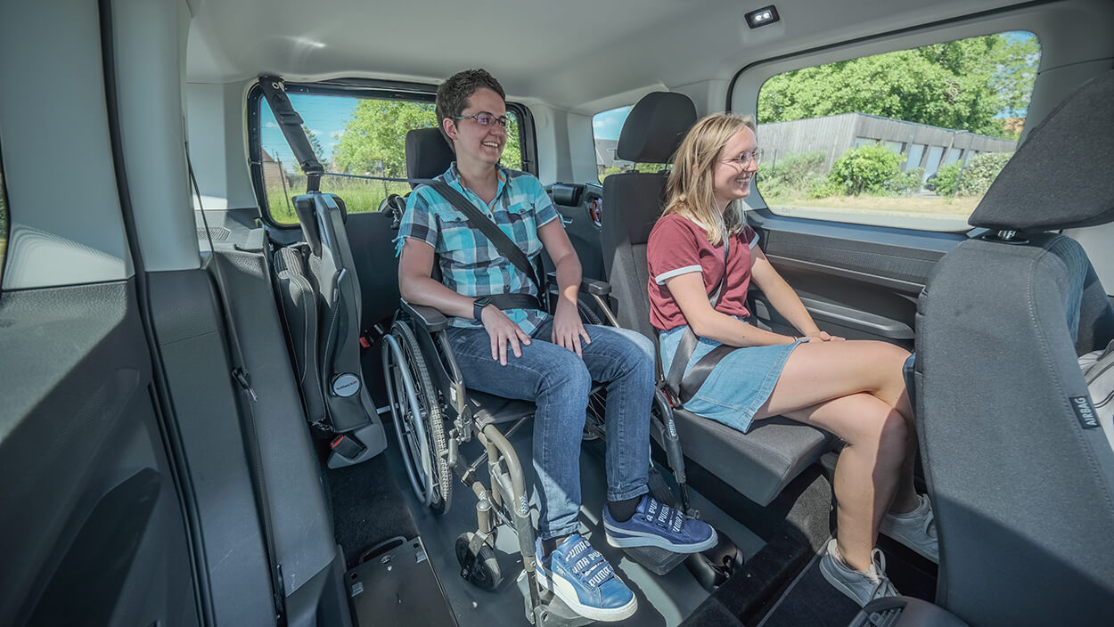 Le passager à mobilité réduite voyage à proximité du passager arrière pour plus de convivialité