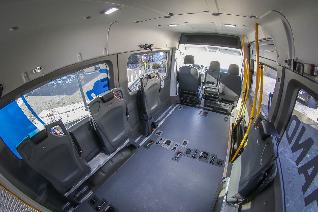 Ce minibus électrique intègre un aménagement TPMR Triflex Easy avec sangles d&#039;arrimage 100 % intégrées dans le plancher