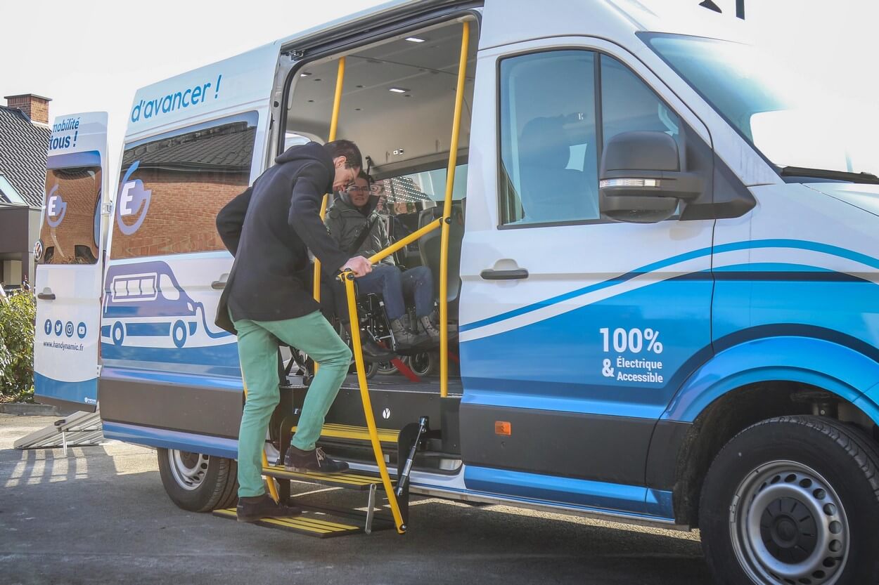 Ce marchepied Step by Step offre 3 marches à hauteur réglementaire et des poignées pour sécuriser au maximum l&#039;accès des passagers en porte latérale.