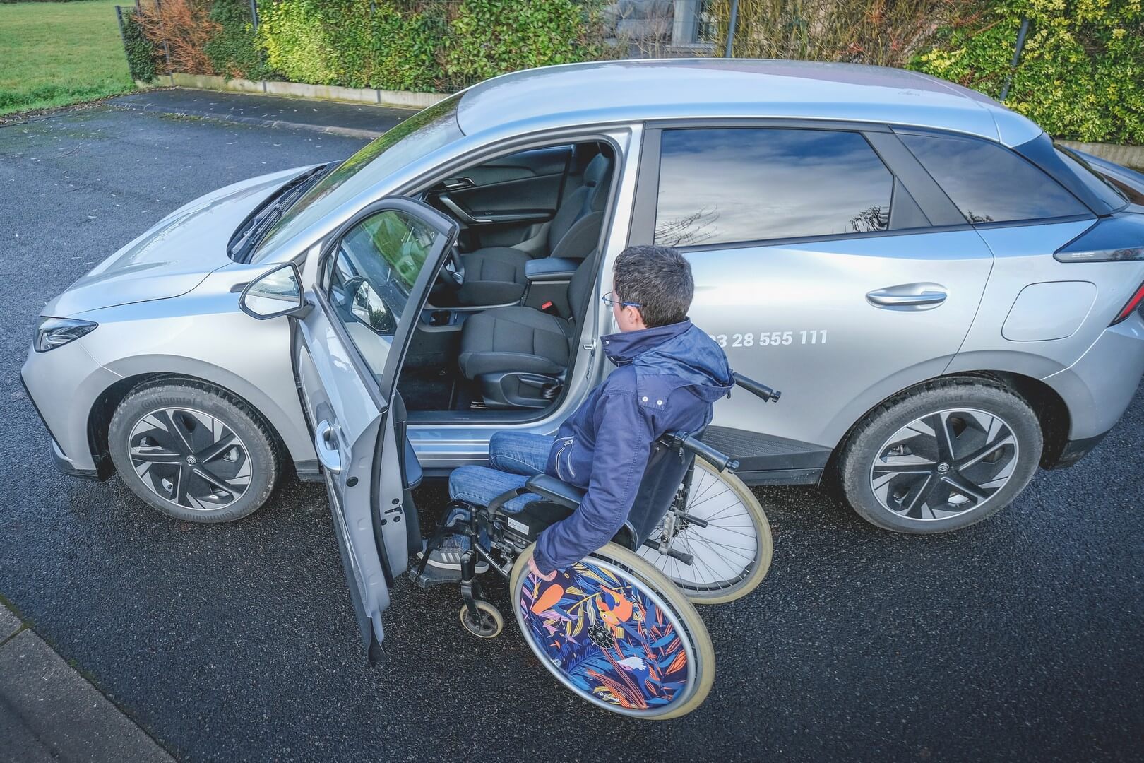 La MG4 permet à une personne en situation de handicap de conduire !