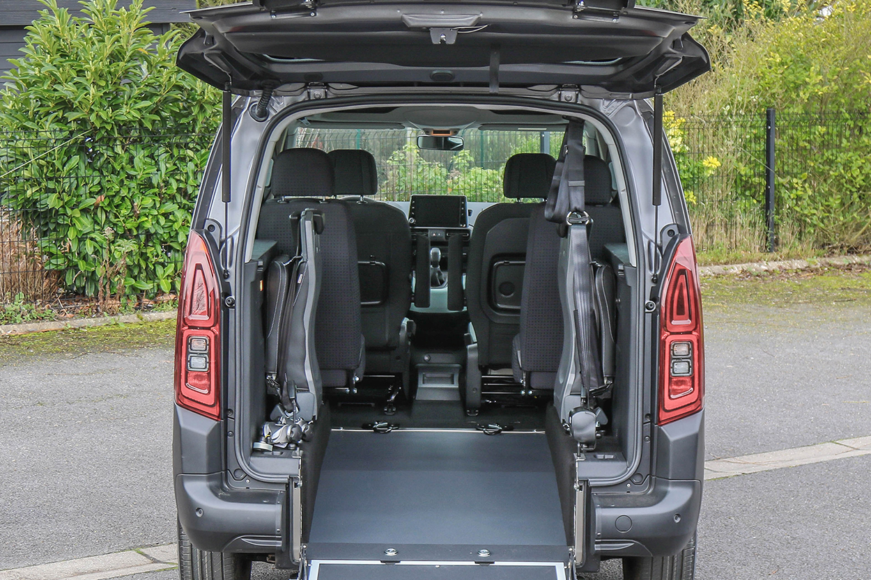 Louez un Berlingo aménagé handicap doté d&#039;un décaissement spacieux !