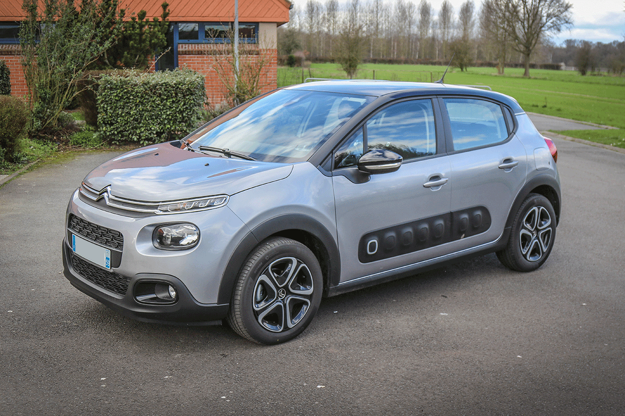 Compacte et pratique en milieu urbain, cette Citroën C3 avec commandes handicap au volant et inversion de pédale est facile à manoeuvrer !