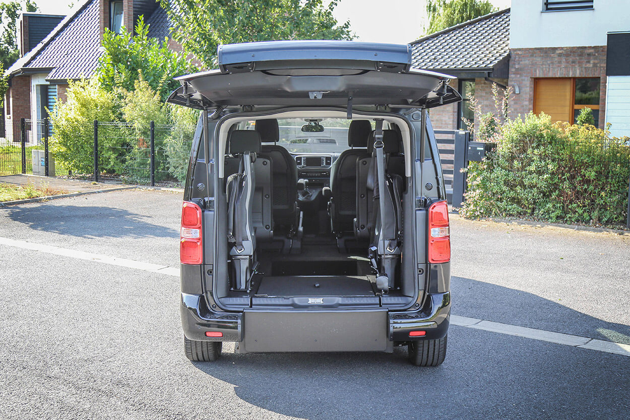 La rampe d&#039;accès du Traveller aménagé handicap est repliable sur le décaissement