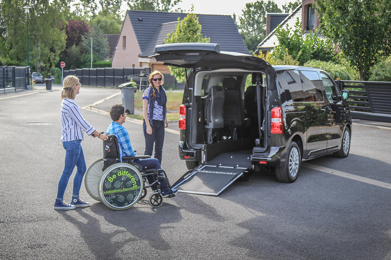 Avec ce Peugeot Traveller Familiy, transportez jusqu&#039;à 6 passagers + 1 en fauteuil roulant