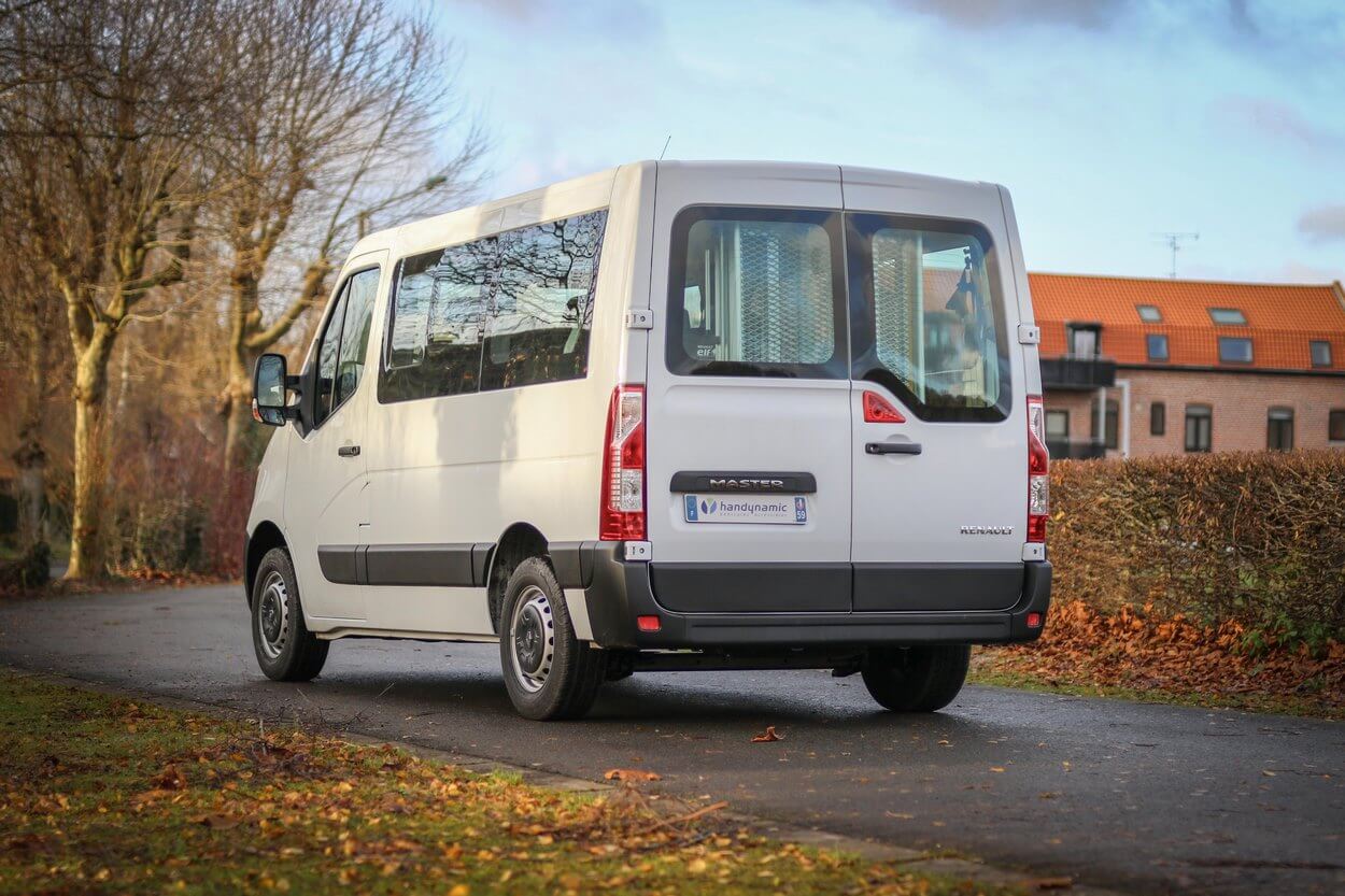 Malgré son gabarit compact, le Renault Master L1H1 peut accueillir jusqu&#039;à 3 passagers en fauteuil roulant