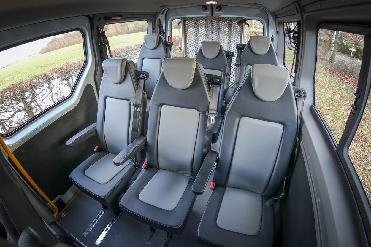 Les sièges arrière Handyclipse de ce minibus en location promettent une excellente modularité