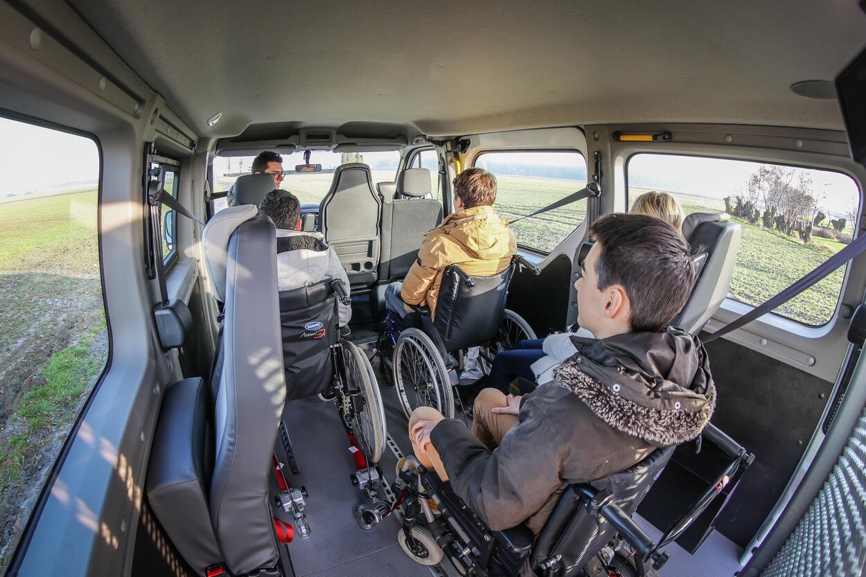 Pour vos voyages en groupe avec des personnes handicapées, louez un Renault Master L1H1 Handyclipse !