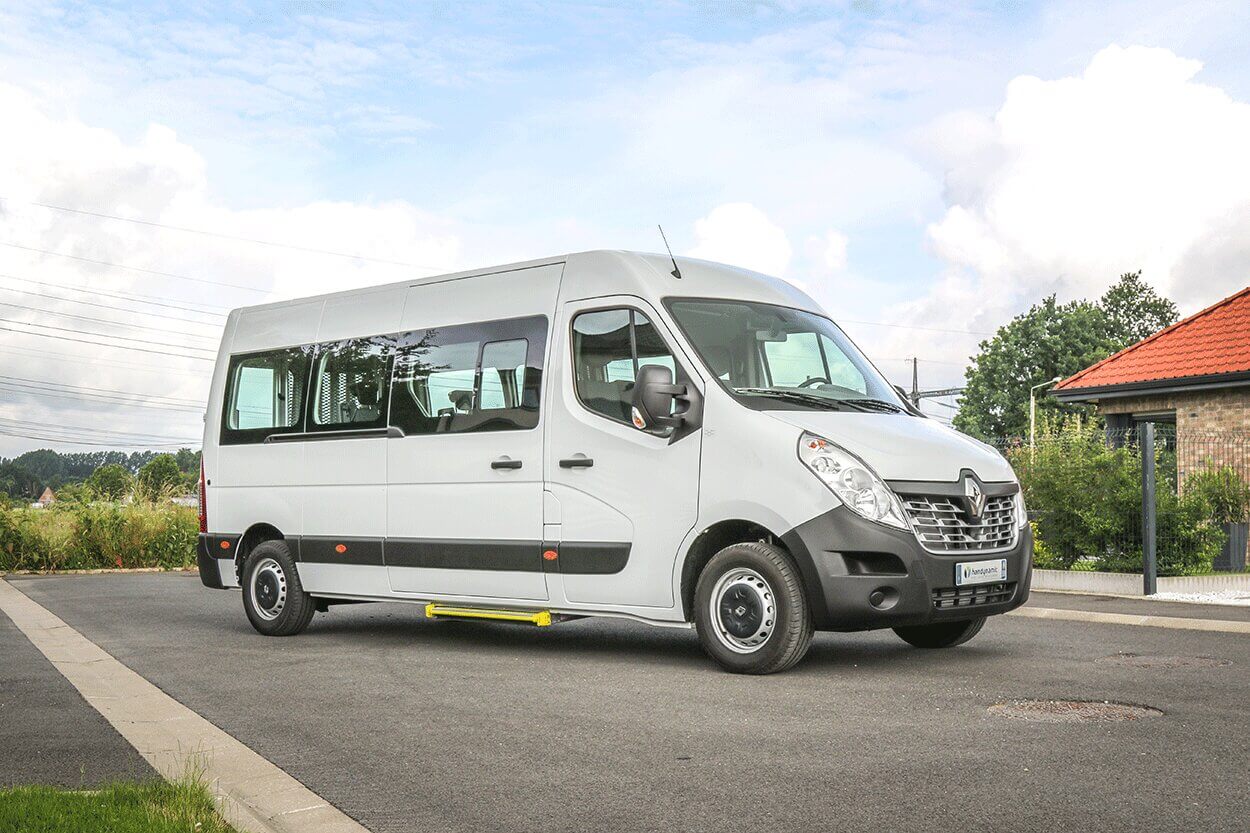 Louez un Renault Master TPMR pour 7 passagers valides ou 4 personnes en fauteuil roulant + 2 passagers valides