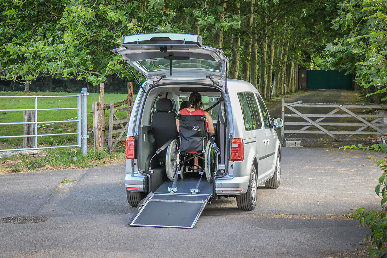 Le passager handicapé peut facilement monter à bord du Vokswagen Caddy disponible en location 