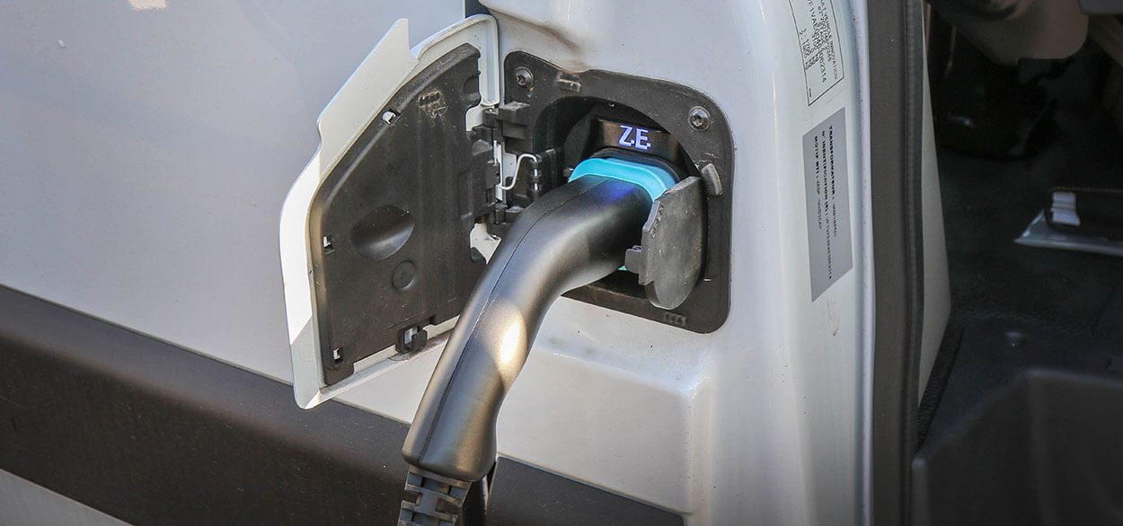 Les véhicules TPMR électriques peuvent être rechargés de 3 façons différentes Les véhicules TPMR électriques peuvent être rechargés de 3 façons différentes