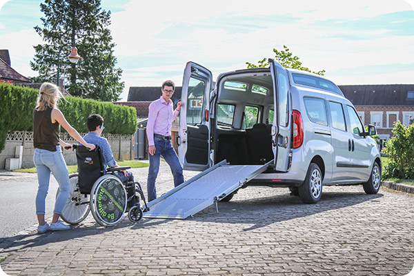 Le Fiat Doblo XL Ecoline SimplyAccess vous permet de disposer d'une voiture accessible neuve au meilleur prix