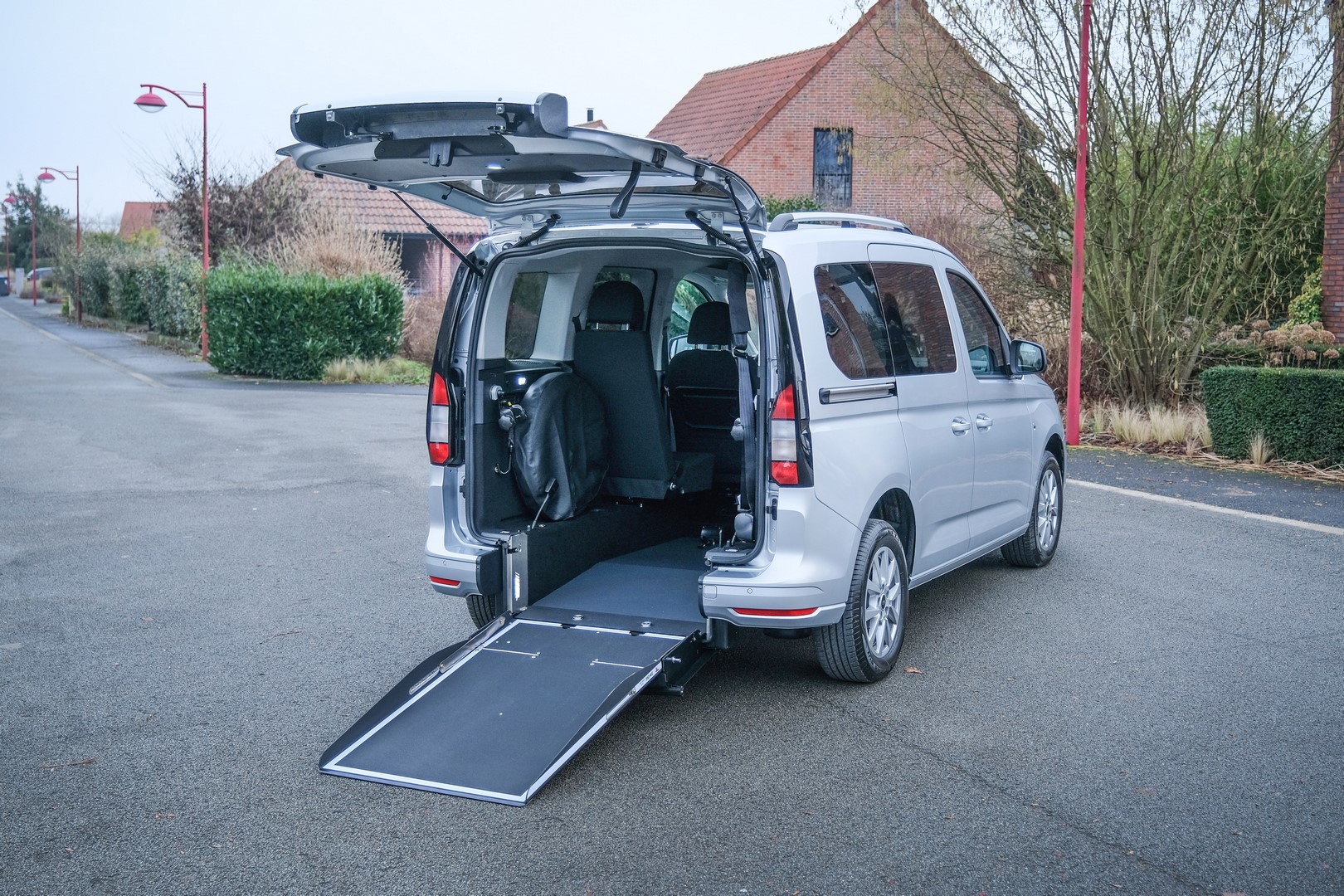 Le Ford Tourneo Connect bénéficie d&#039;un décaissement Xtra large pour accueillir 1 fauteuil roulant manuel ou électrique