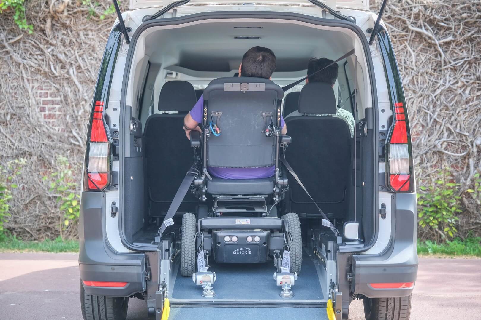 Voyagez à 5 personnes dont 1 personne en situation de handicap dans le Volkswagen Caddy Maxi