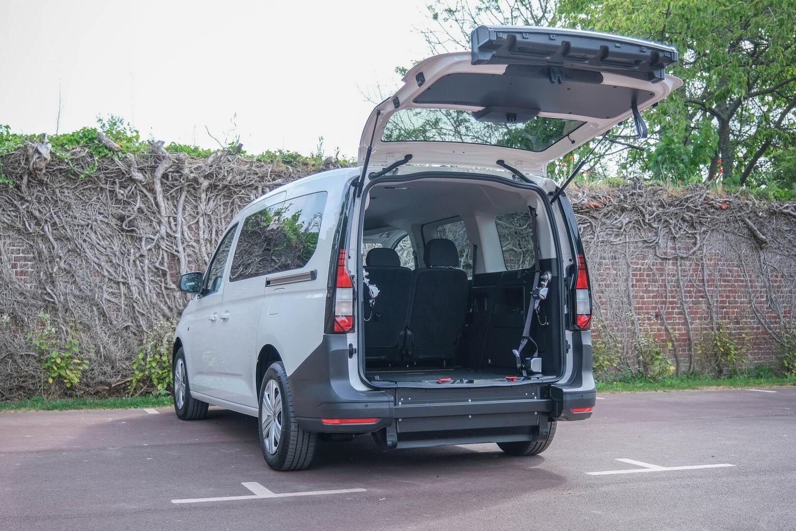 La fonction HappyAccess de la rampe de ce Volkswagen Caddy Maxi permet de la replier en plancher plat afin de disposer d&#039;un espace de chargement supplémentaire en l&#039;absence du passager en fauteuil roulant