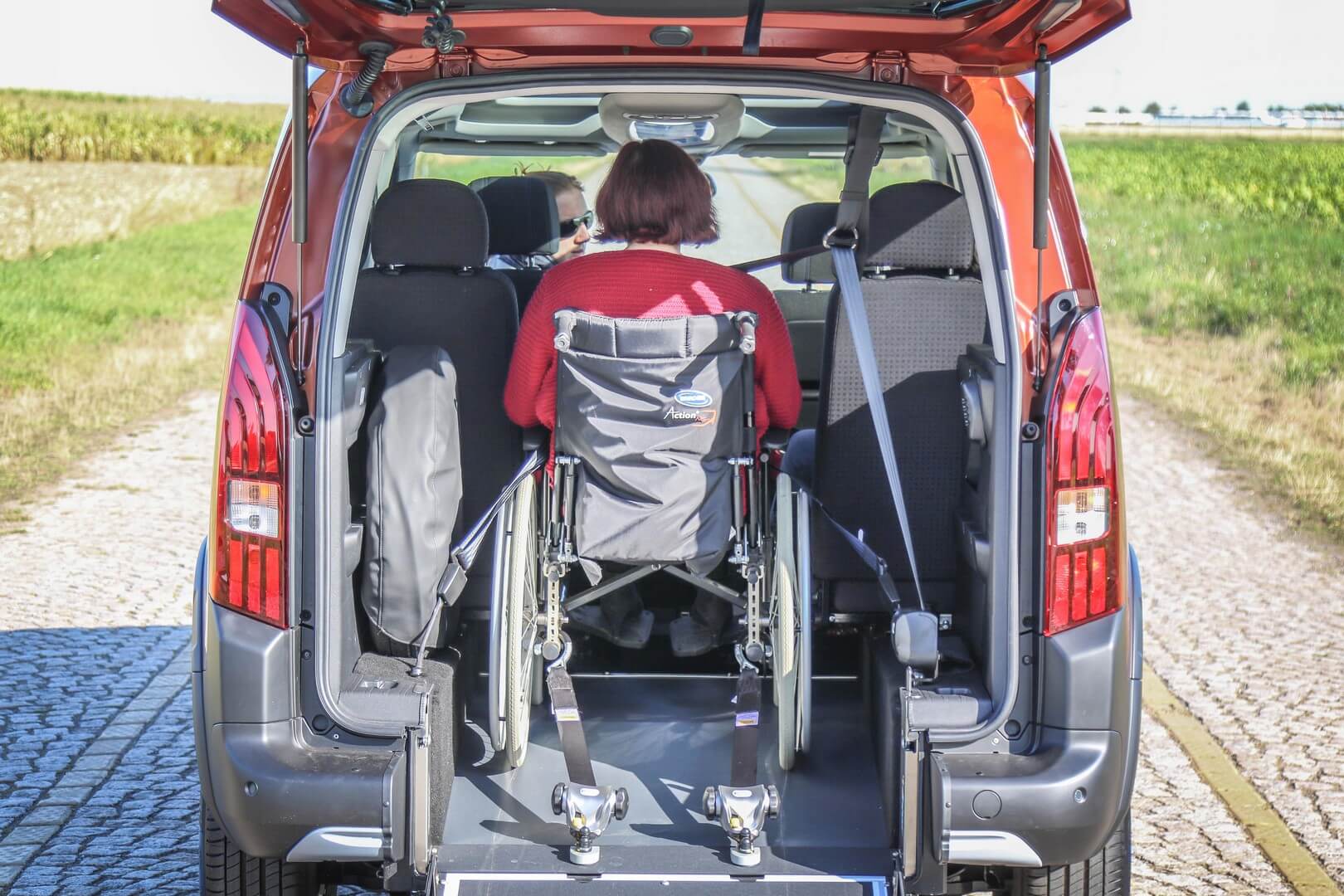 Grâce au décaissement Xtra sur ce Peugeot Rifter, voyagez avec un passager en fauteuil roulant manuel comme électrique confortablement